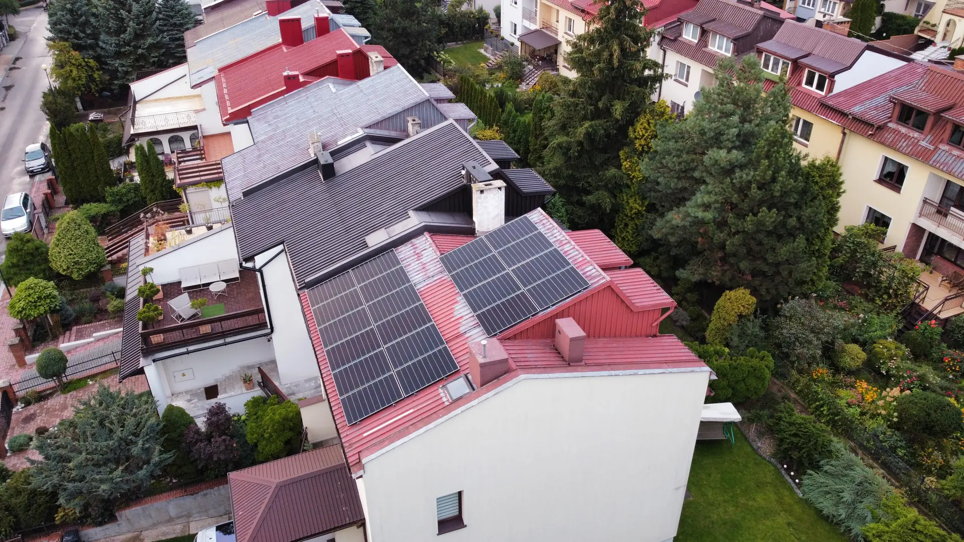 Widok z góry instalacji fotowoltaicznej na jednej połaci z blachy trapezowej