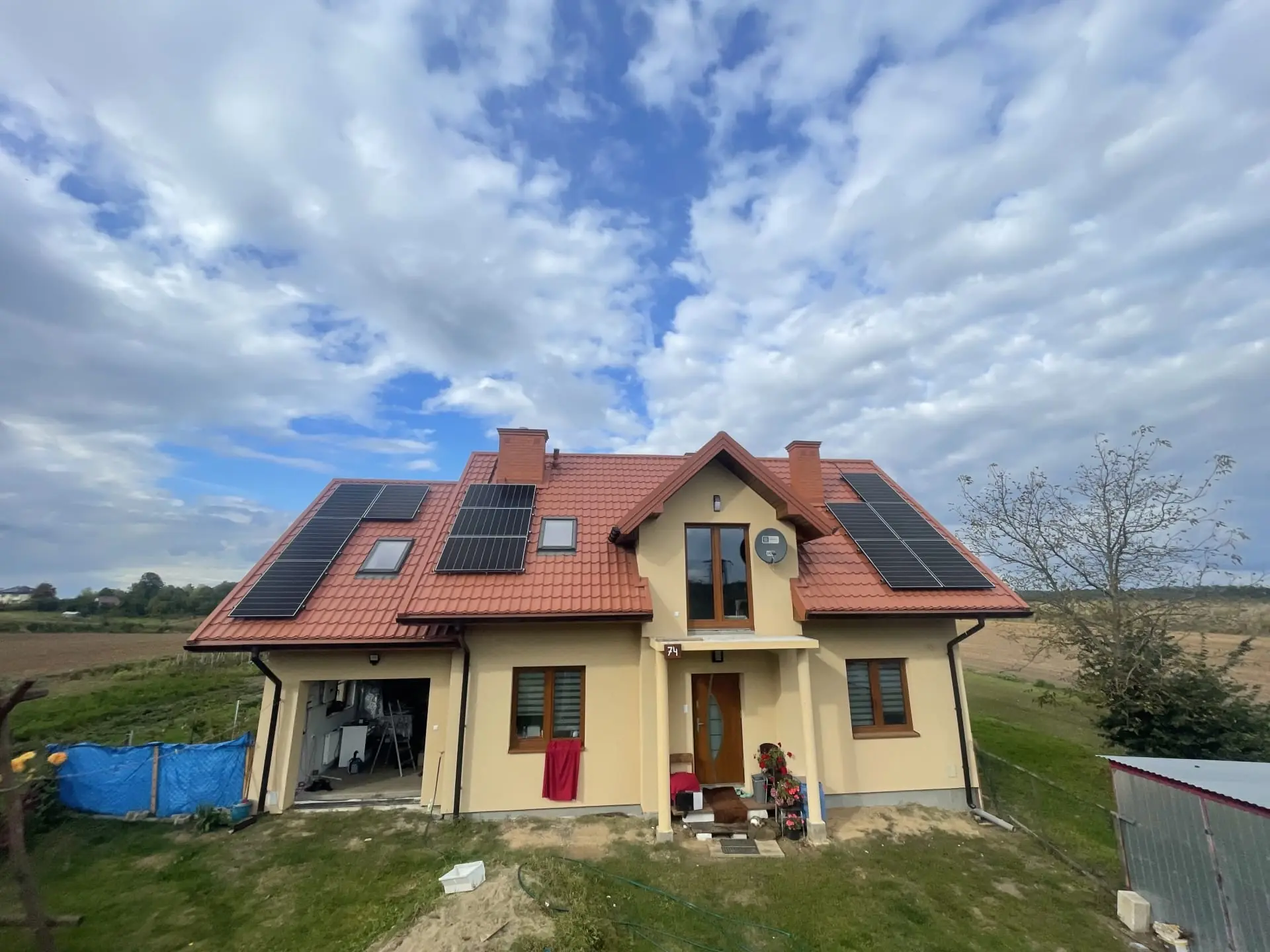 Wykonana instalacja fotowoltaiczna na domu z dachem dwuspadowym
