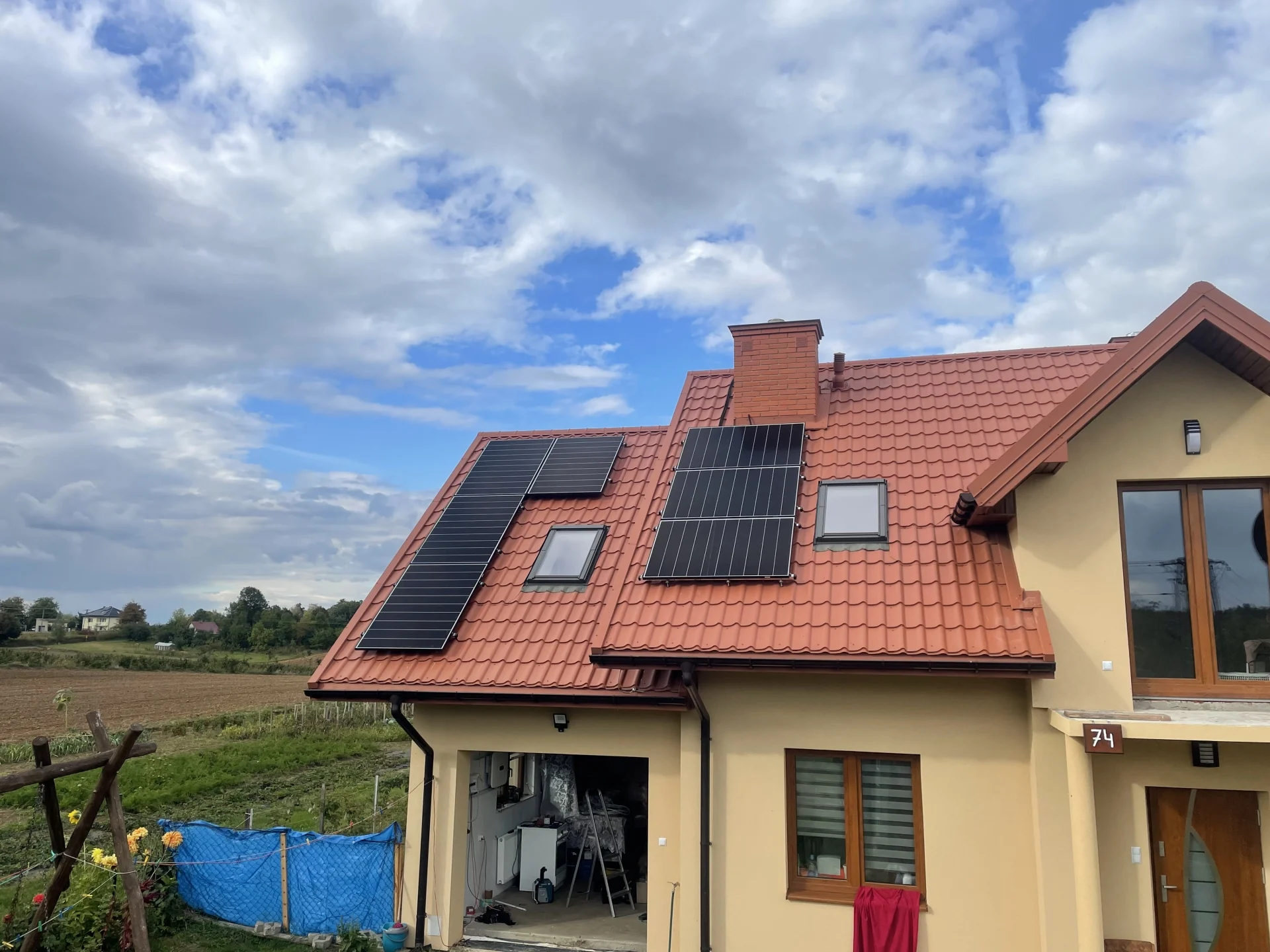Drugi widok wykonanej instalacji fotowoltaicznej na dachu dwuspadowym