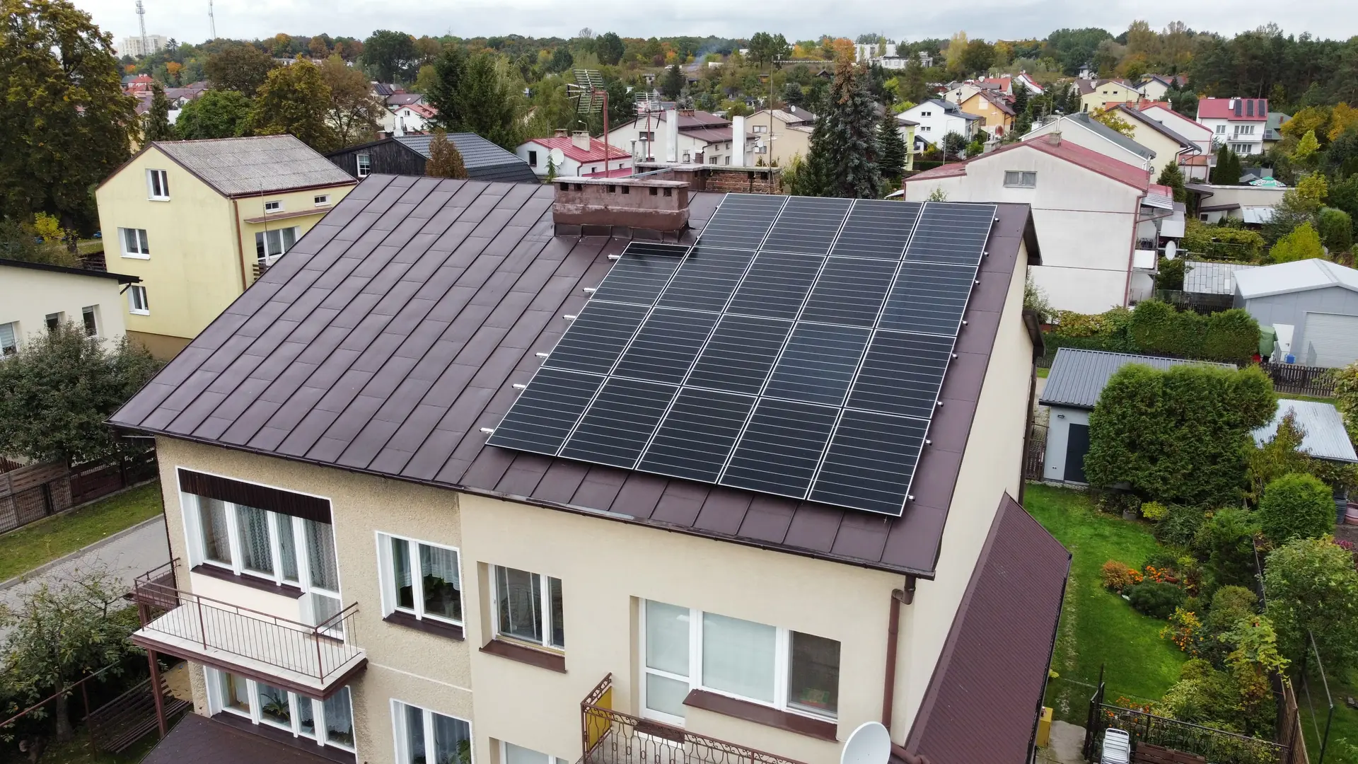 Drugi widok instalacji fotowoltaicznej na budynku piętrowym z blachą na rąbek