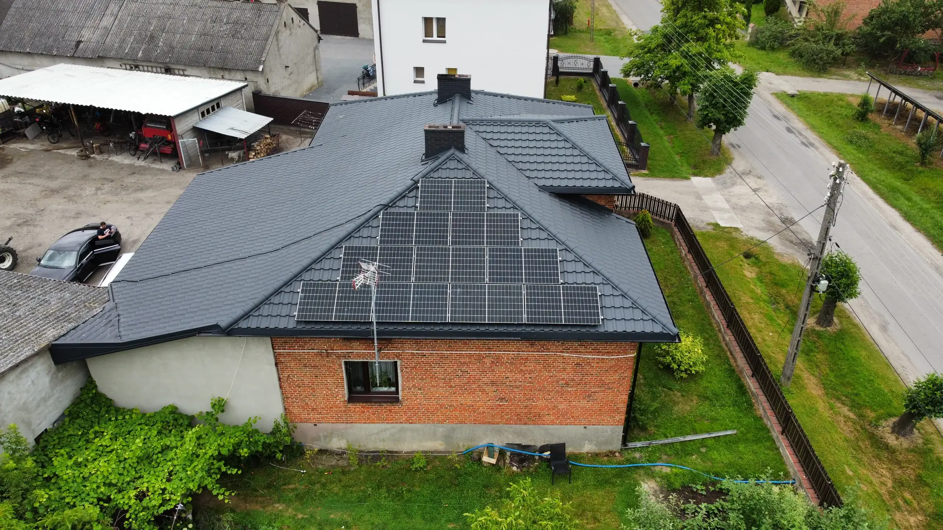 Wykonana instalacja fotowoltaiczna na złożonej połaci dachu