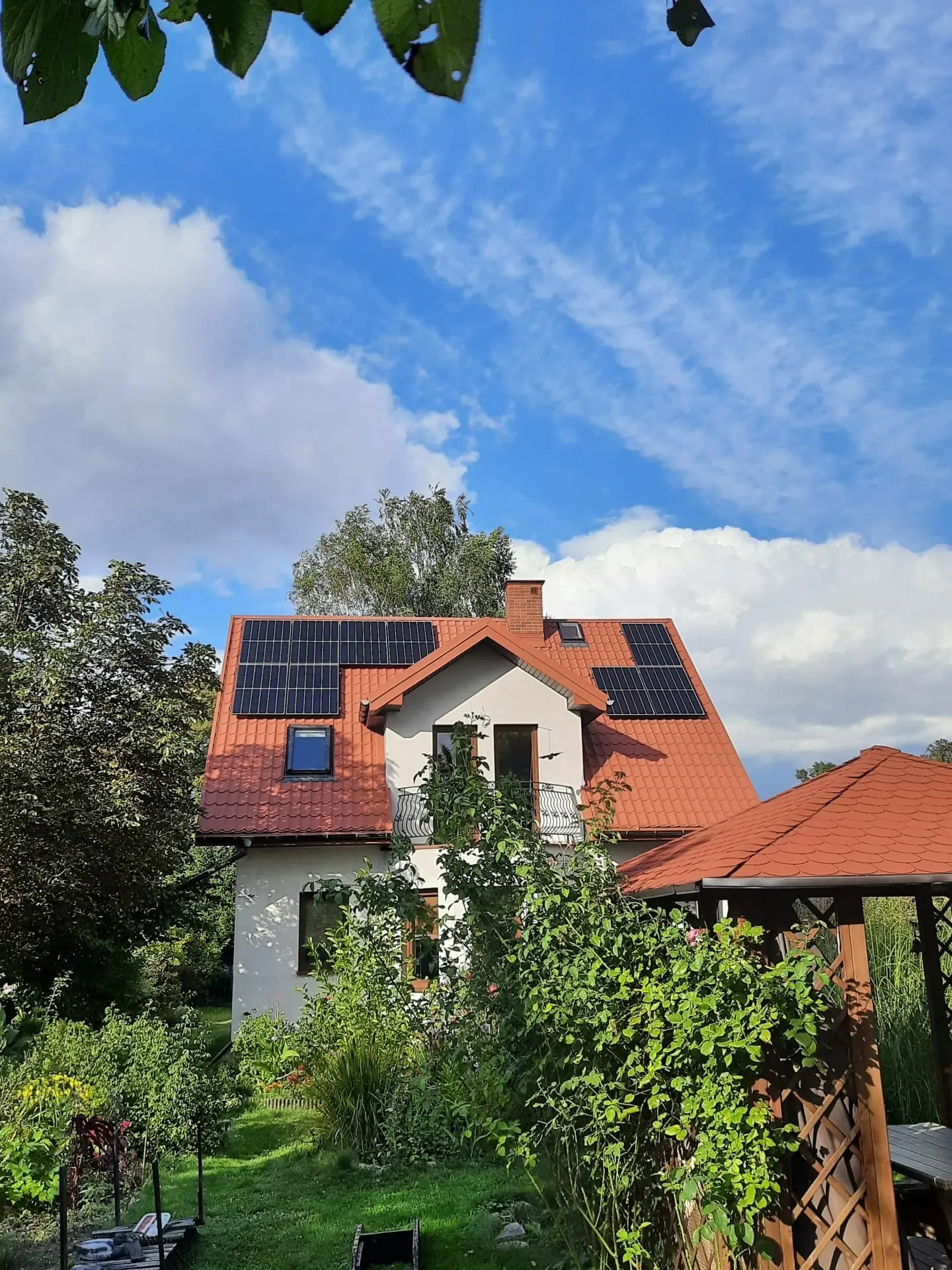 Widok wykonanej instalacji fotowoltaicznej rozmieszczonej po obu stronach lukarny