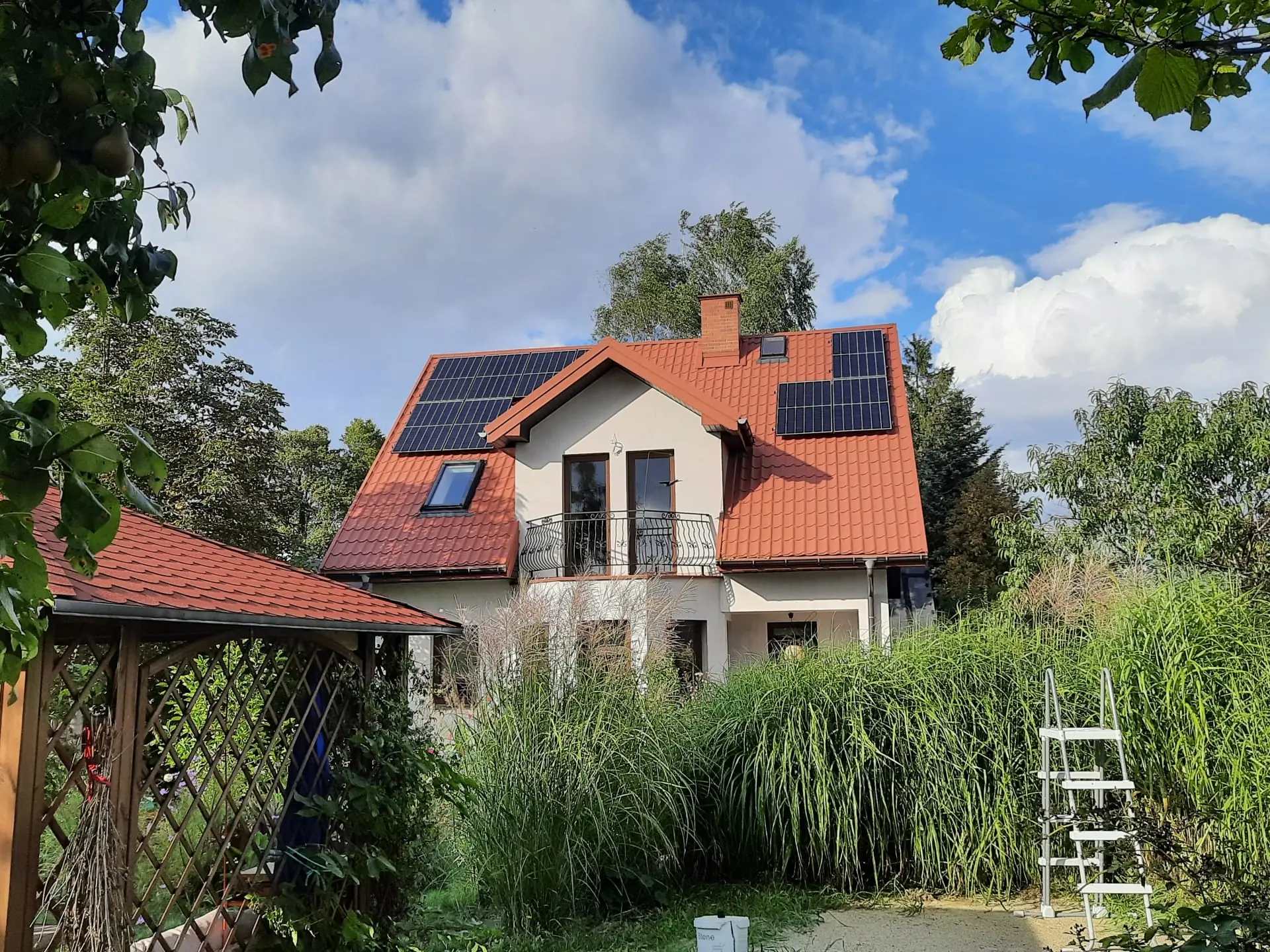 Drugi widok instalacji fotowoltaicznej na jednej połaci z lukarną
