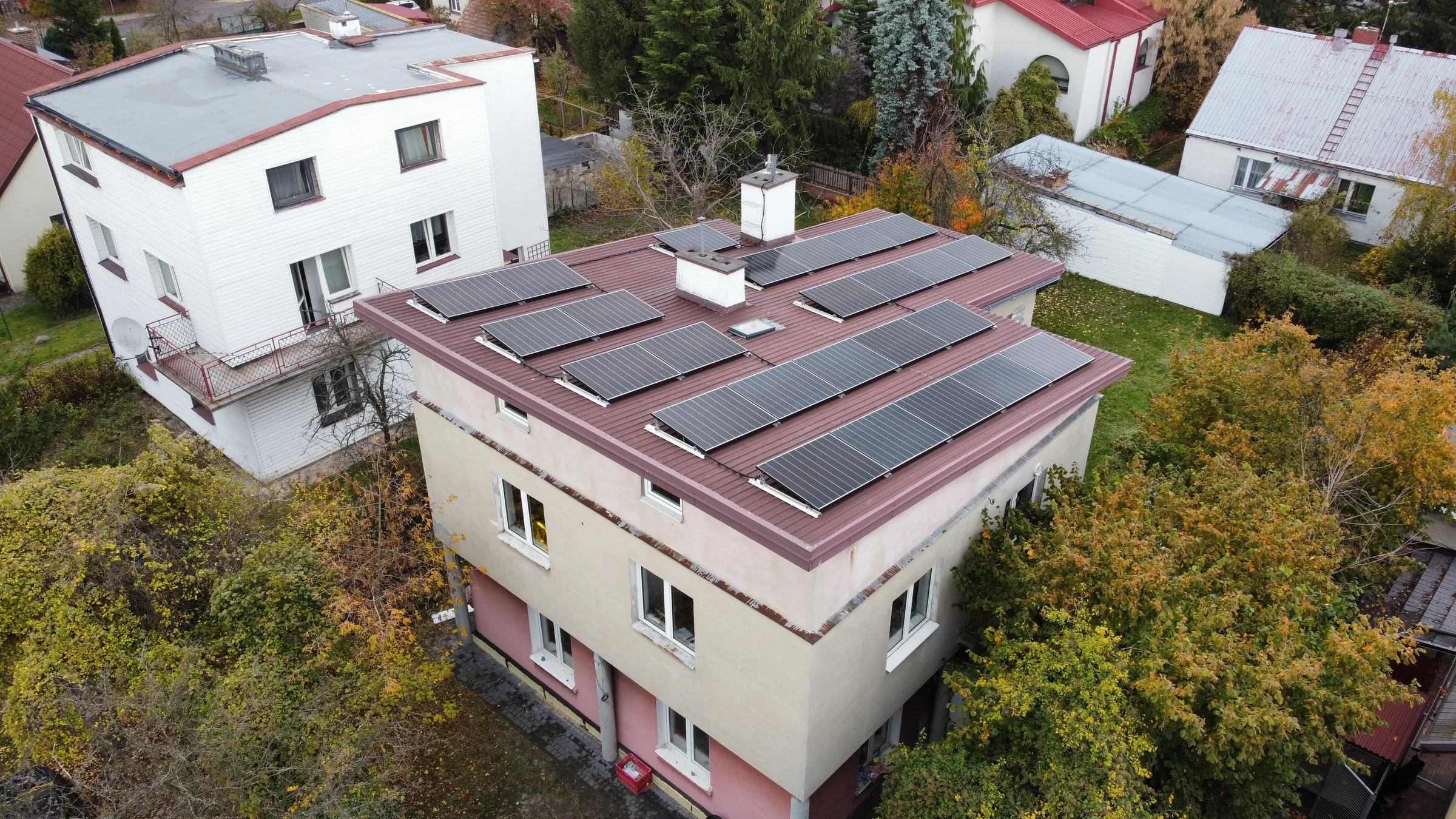 Pierwszy widok wykonanej instalacji fotowoltaicznej na dachu płaskim