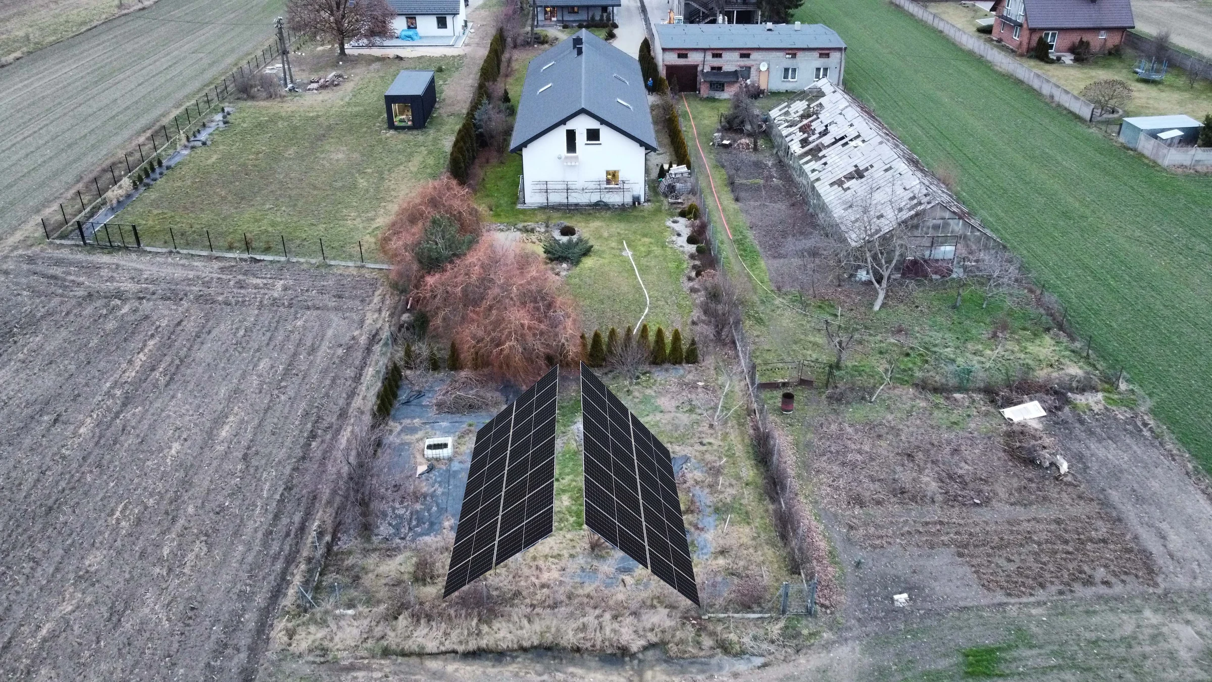 Wizualizacja gruntowej instalacji fotowoltaicznej dla firmy w układzie wschód-zachód