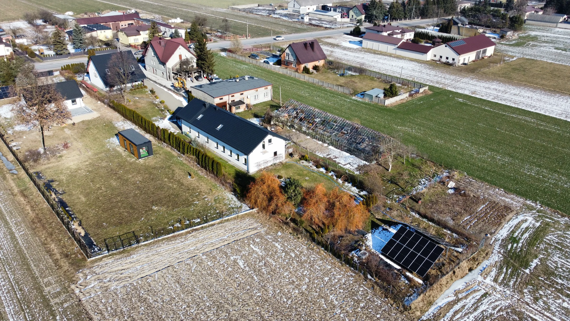 Pierwszy widok wykonanej gruntowej instalacji fotowoltaicznej dla firmy