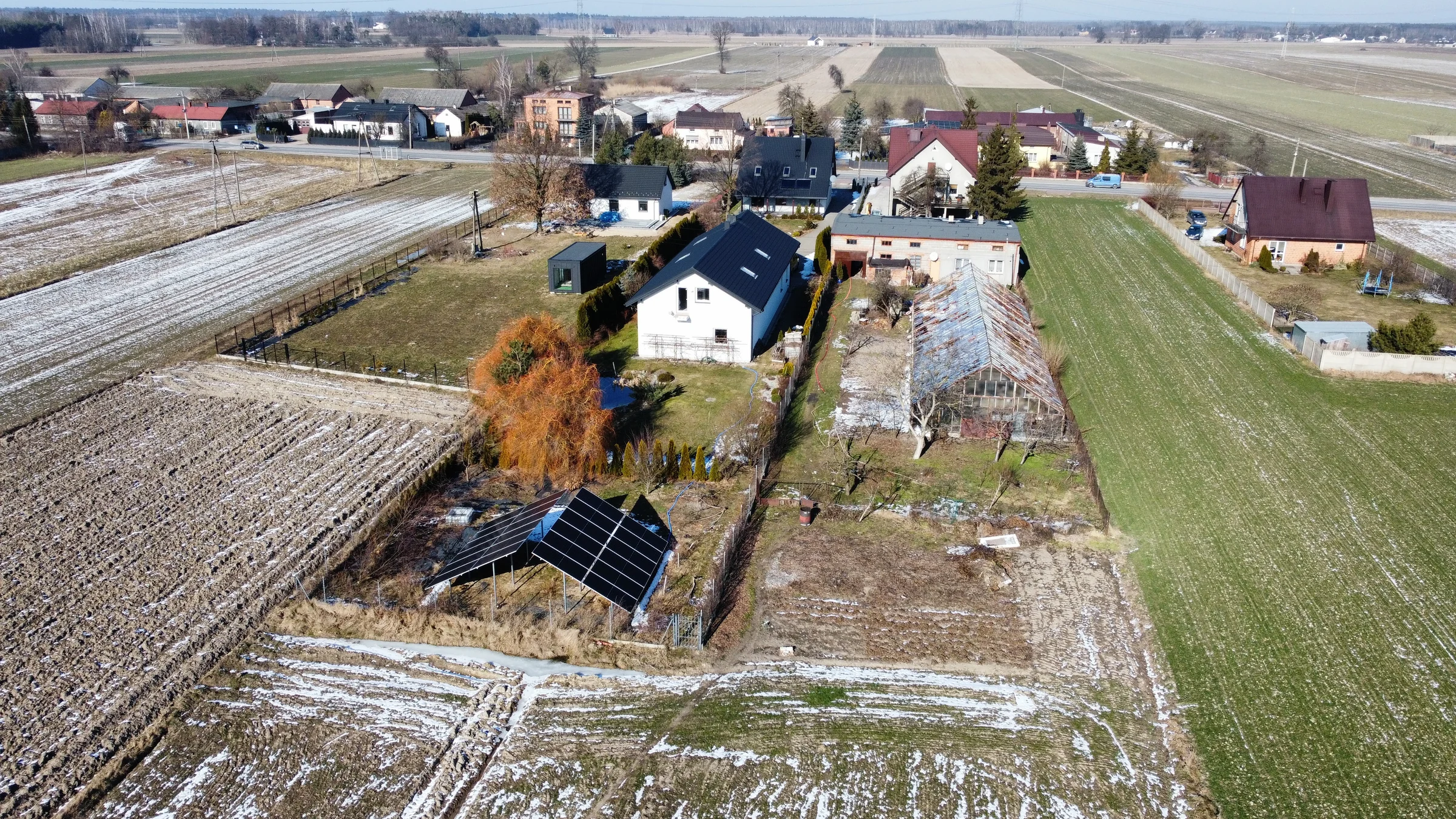 Drugi widok wykonanej gruntowej instalacji fotowoltaicznej dla firmy